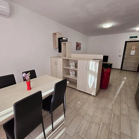 Azizi Pool & Piscina Incalzita Apartament *
