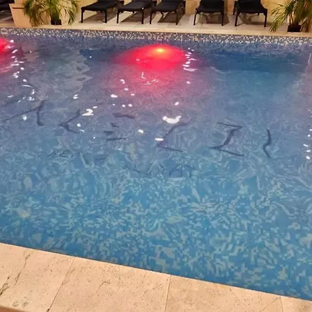Azizi Pool & Piscina Incalzita *