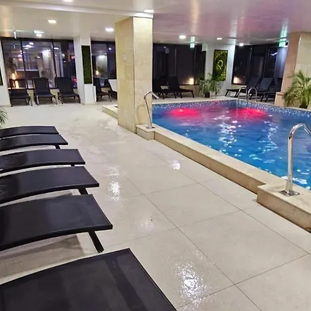 Azizi Pool & Piscina Incalzita Năvodari