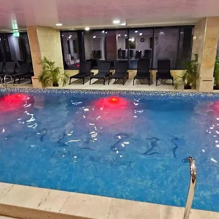 Azizi Pool & Piscina Incalzita Apartament Năvodari