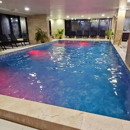 Azizi Pool & Piscina Incalzita