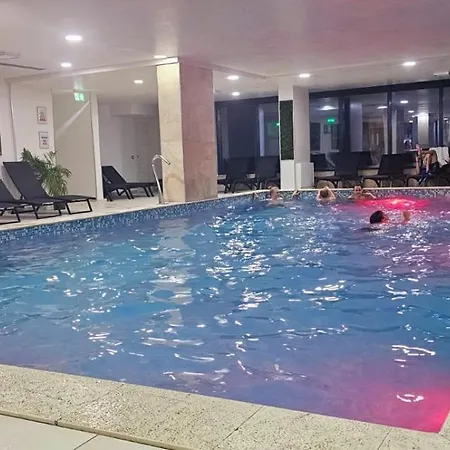 Azizi Pool & Piscina Incalzita *