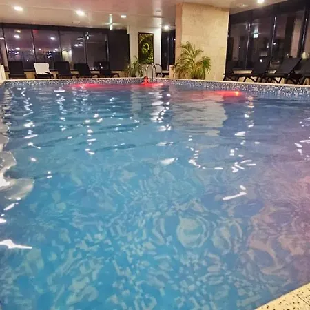 Azizi Pool & Piscina Incalzita 아파트 *