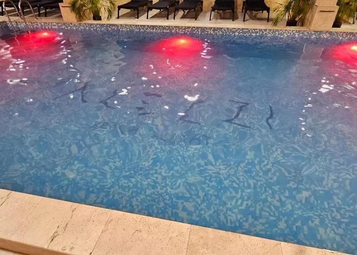 Azizi Pool & Piscina Incalzita *