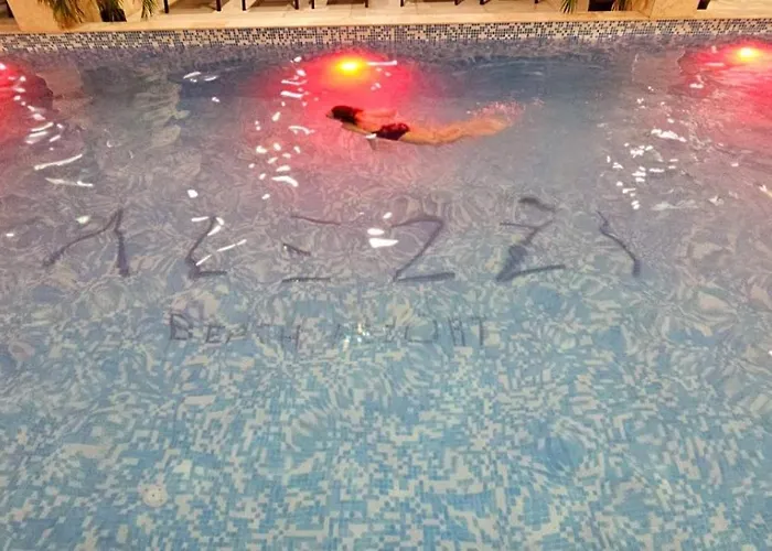 Azizi Pool & Piscina Incalzita *