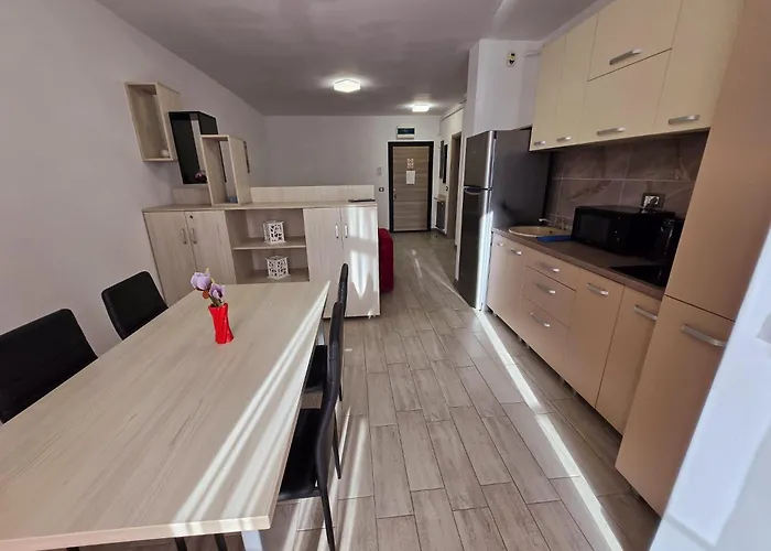 Daire Azizi Pool & Piscina Incalzita