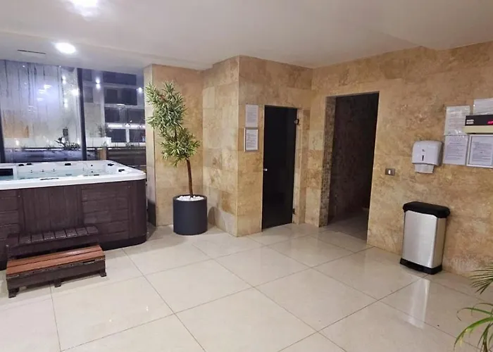 Azizi Pool & Piscina Incalzita Daire