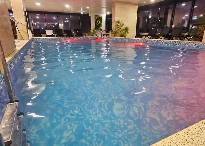 Azizi Pool & Piscina Incalzita Daire *